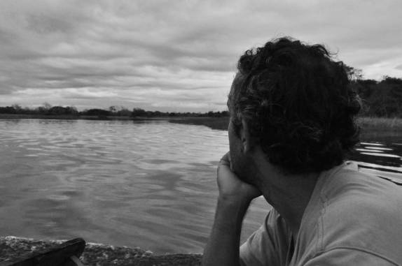 Pensativo, observando a grandeza da Reserva do Mamirauá, região de Tefé, no Amazonas